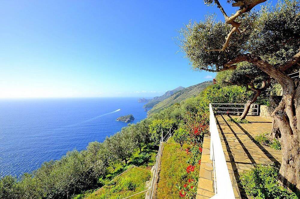 Villa Irta: A bright and sunny two-story villa built sheer above the sea, with Free Wi-Fi. in Torca, Neapel Provinz