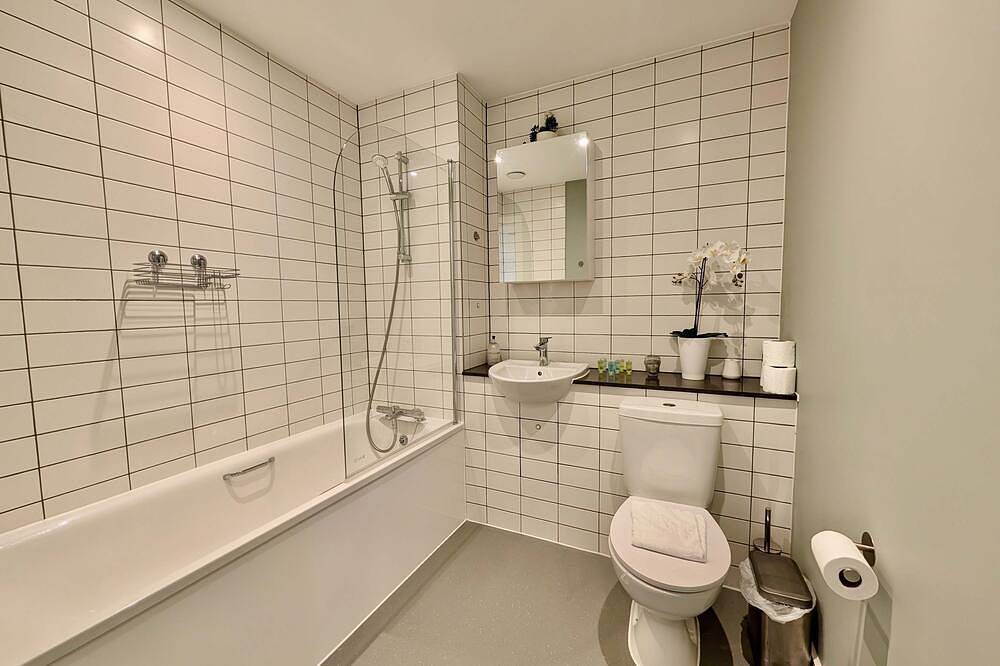 Entire apartment, Charming Flat in Sheerwater Near Attractions in Woking, Surrey