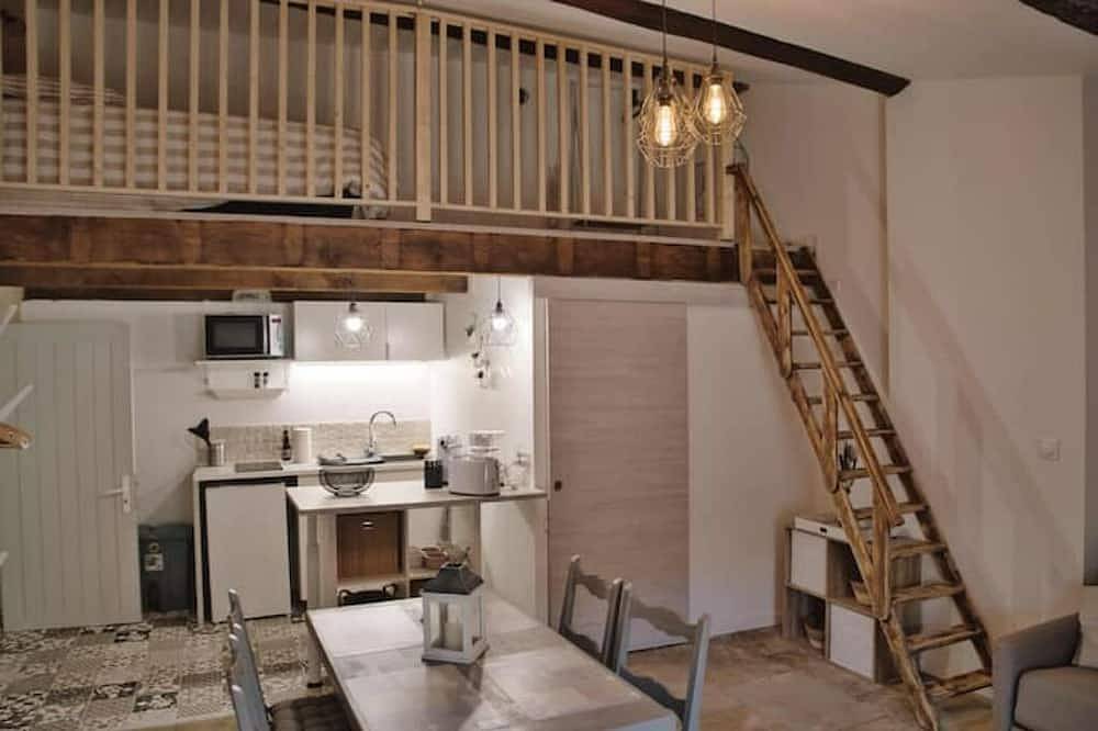 Entire apartment, Beaucaire Cocoon 4 /quais/cité Médiévale/nature in Beaucaire, Nimes region