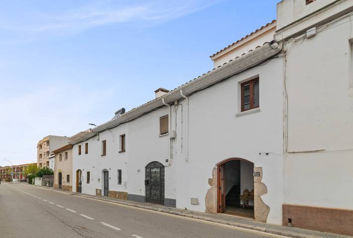 Casa con patio, piedra y luz natural in San Pedro de Ribas, Garraf