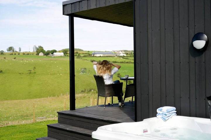 Holiday apartment for 2 people, with hot tub and balcony in Northern Ireland