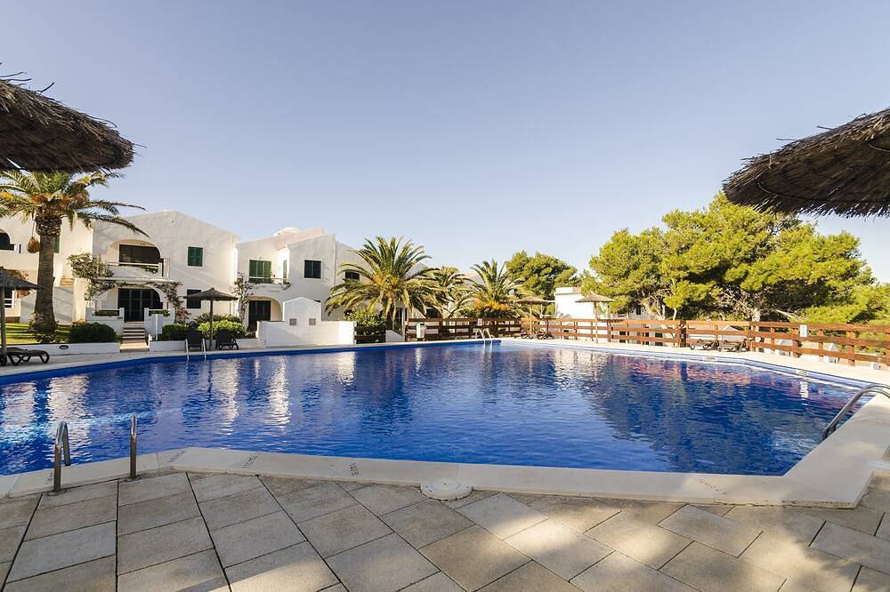Apartamento entero, Casa Adosada Duplex en complejo con piscina comunitaria, Aire acondicionado. in Port d'Addaia, Es Mercadal