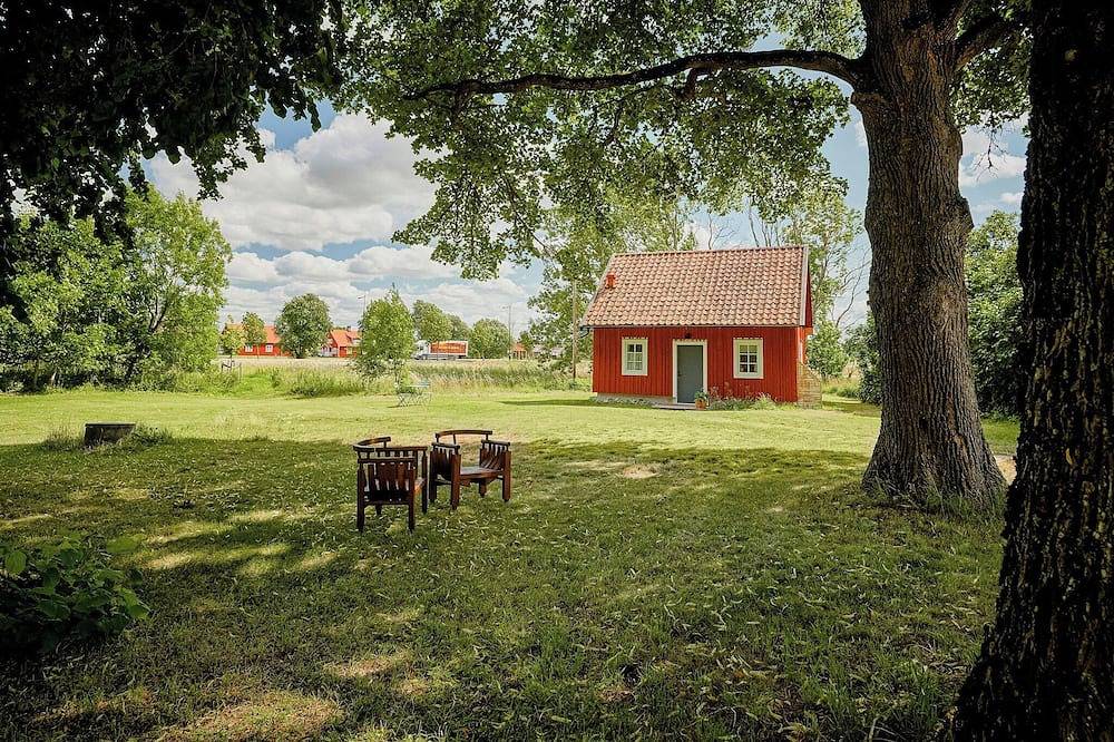 Charmanter Hühnerstall mit Terrasse bei Vadstena in Vadstena, Vättern