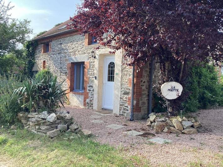 Gîte pour 6 personnes, avec Jacuzzi et Terrasse ainsi que Jardin et Piscine à La Celle-sous-Gouzon