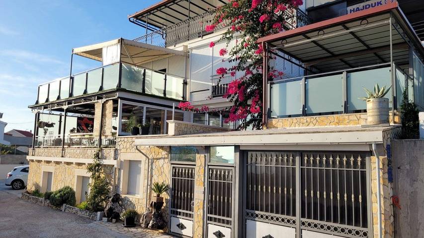 Ferienwohnung für 2 Personen, mit Terrasse und Garten in Okrug Gornji