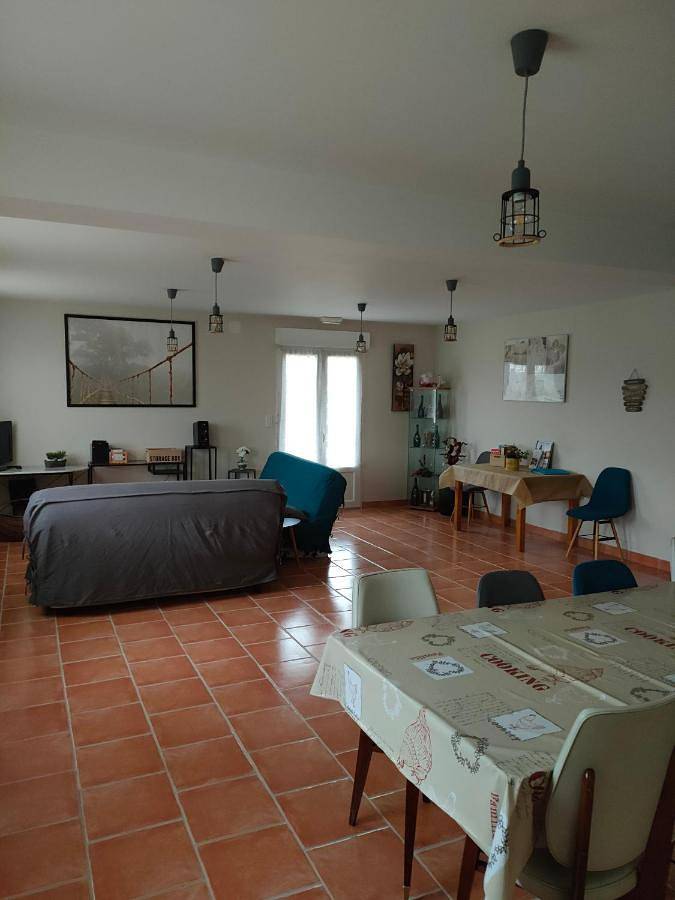 Gîte pour 17 personnes, avec terrasse à Polisy