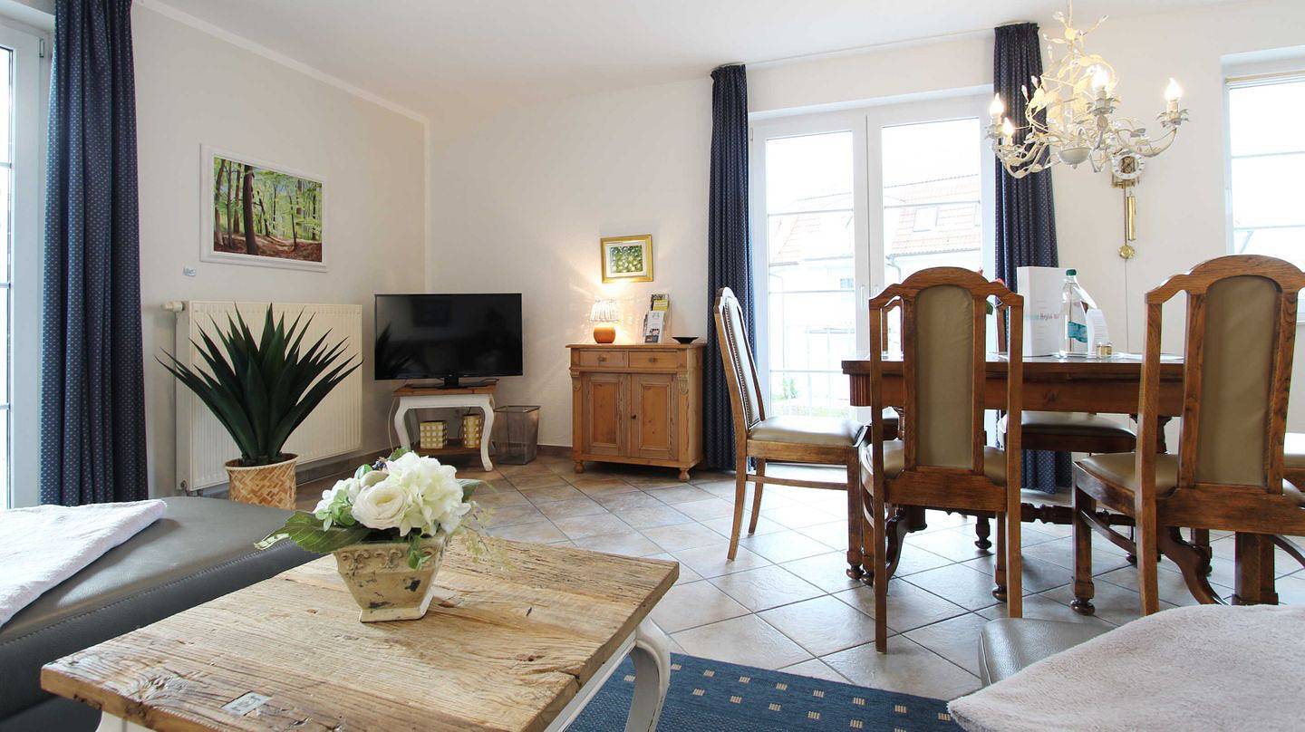 Ganze Wohnung, Helle Ferienwohnung in Kühlungsborn mit Balkon, Strandkorb und Fahrrädern in Ostseebad Kühlungsborn, Kühlungsborn