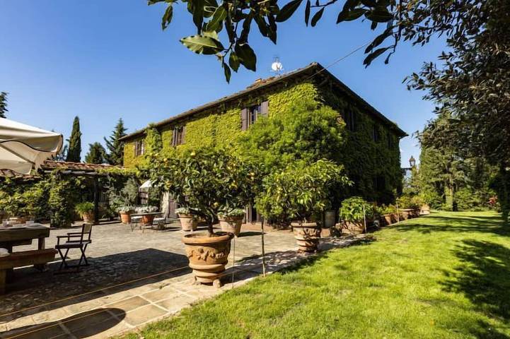 Ferienhaus für 22 Personen, mit Balkon und Pool sowie Whirlpool und Garten, mit Haustier