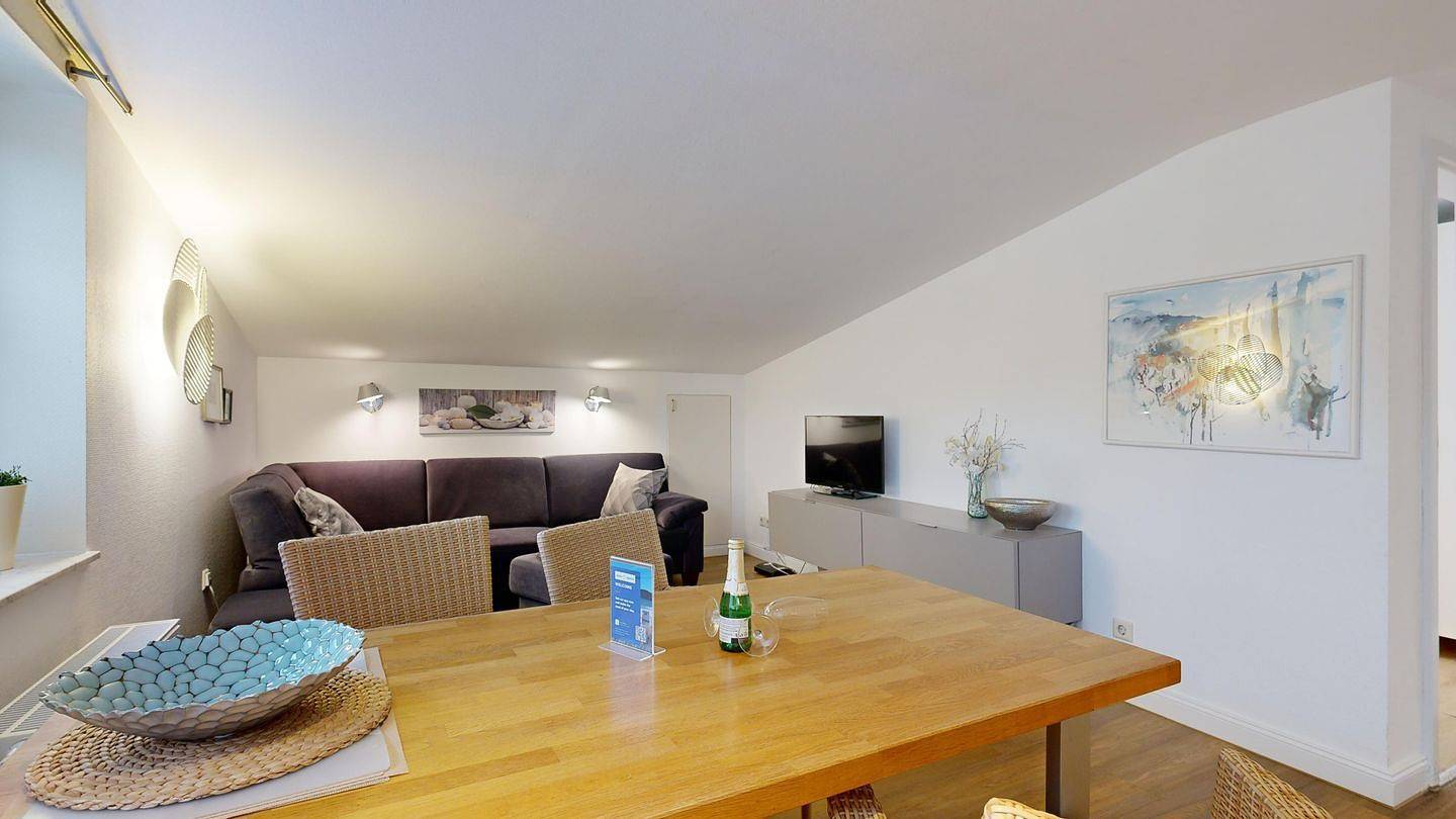 Ganze Wohnung, Tolle Ferienwohnung mit Südbalkon in unmittelbarer Strandlage in Ostseebad Binz, Binz
