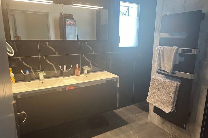 Villa with private pool in a quiet location 10 min from Avignon in Rochefort-du-Gard, Nimes und Umgebung