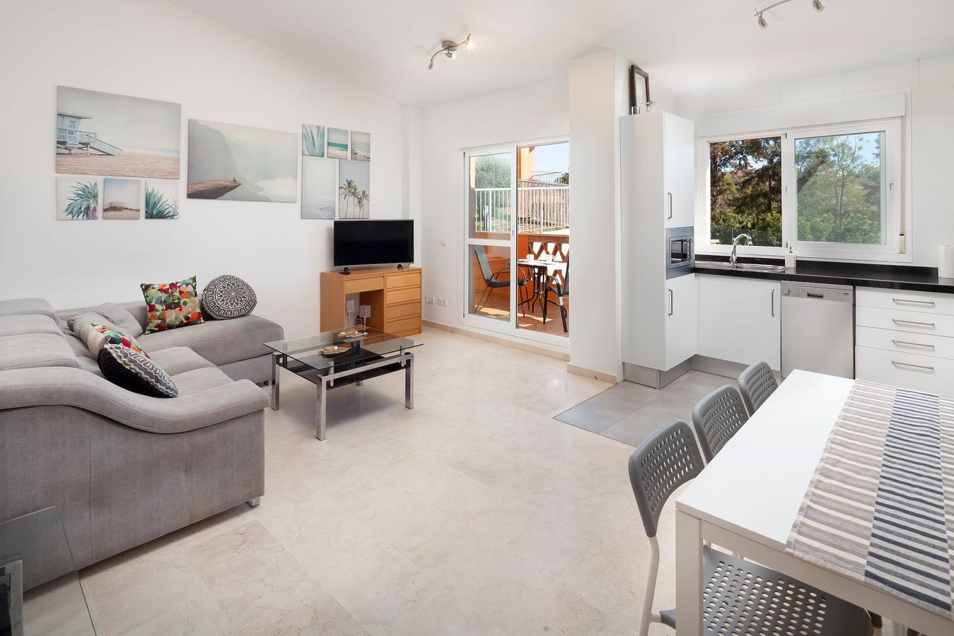 Apartamento entero, Apartamento 'Apartamento Baviera Golf 002' con vistas al mar, piscina y terraza privada in Caleta de Vélez, Vélez-Málaga