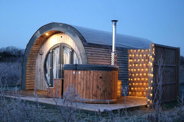 Camping for 4 people, with garden and hot tub in North Norfolk