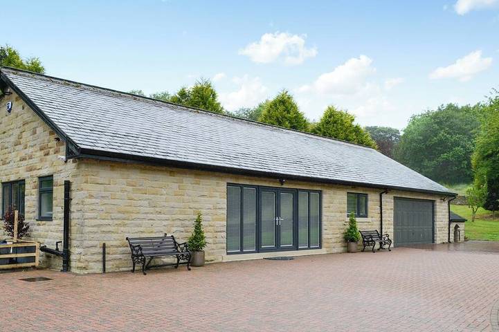 Glamping for 4 people, with balcony/terrace in West Yorkshire