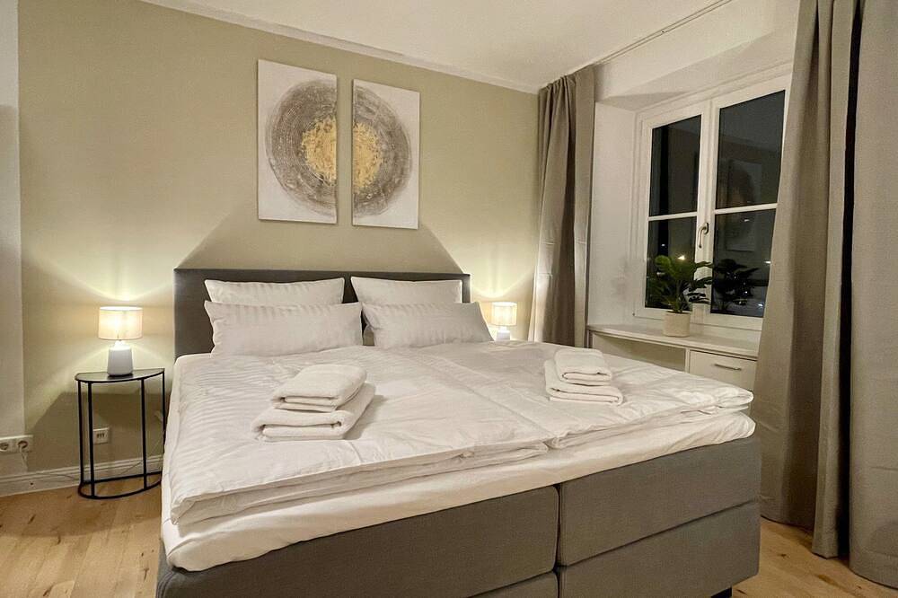Schwabinger Apartment mit Küche, Wintergarten und Regendusche mitten in München in München Schwabing, München