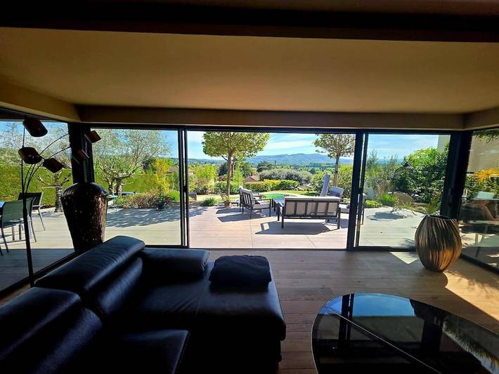 Gîte pour 8 personnes, avec Balcon et Jacuzzi ainsi que Terrasse et Piscine à Reyrieux