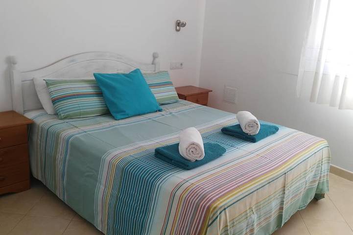 Casa Azul, Corralejo stilvolle, luftige Villa mit 2 Schlafzimmern in der Nähe von allem in Geafond, La Oliva