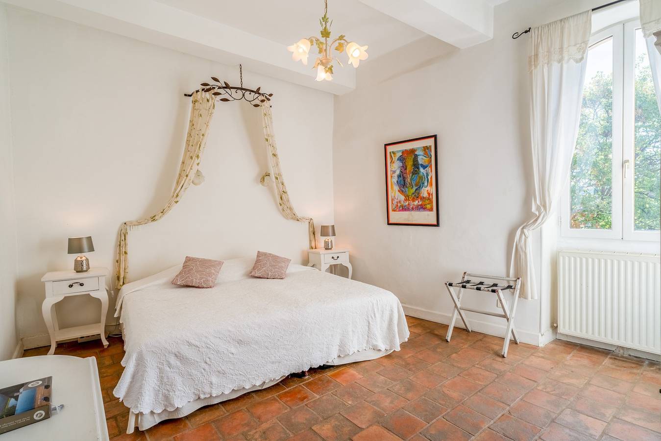 Entire apartment, The Jasmin suite has a shared swimming pool, Wi-Fi and air conditioning in Collias, Nimes region