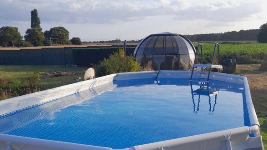 Maison 'Gite Paradis Des Oiseaux Du Jardin' avec piscine privée, terrasse privée et jardin privé in Quédillac, Région de Rennes