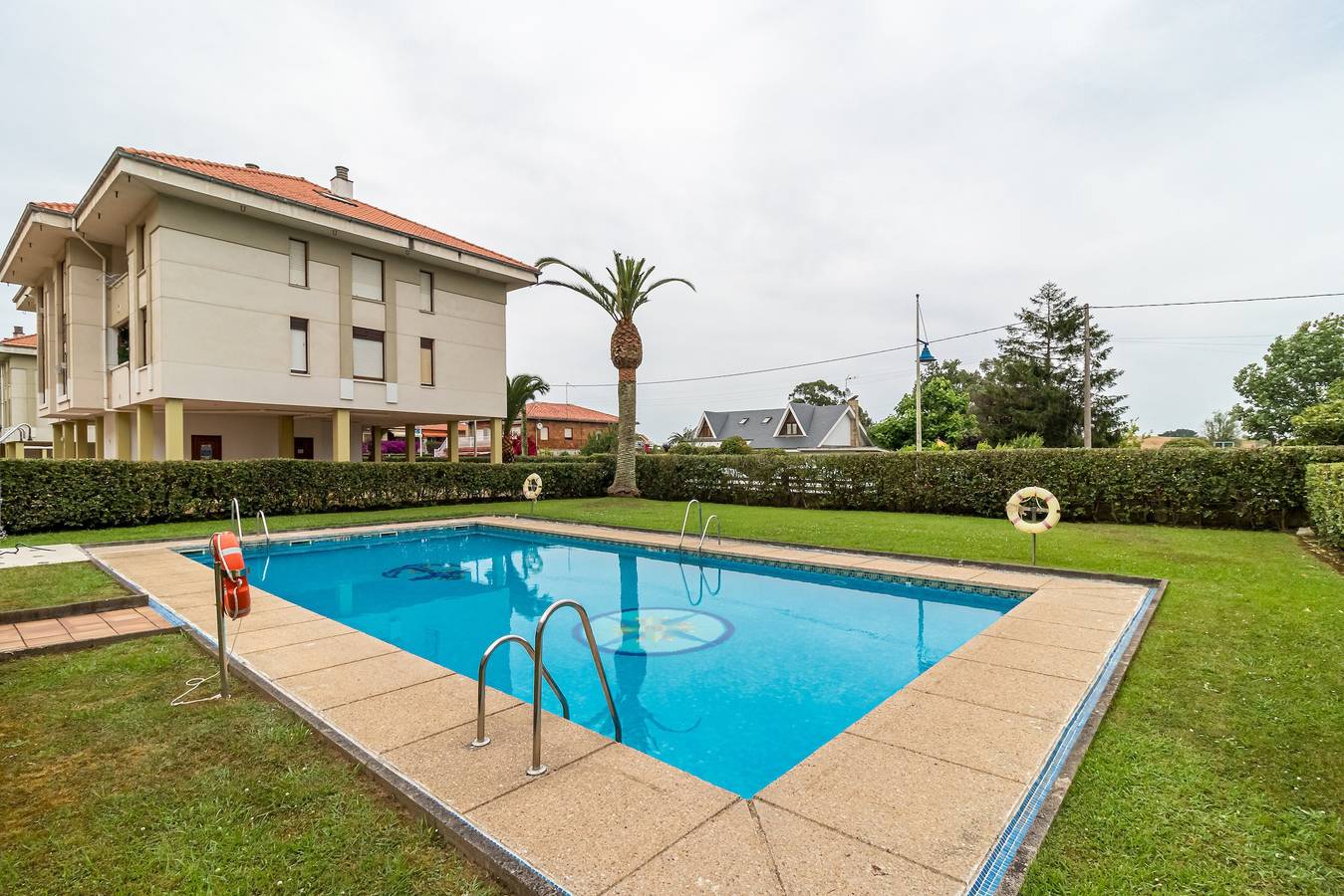Apartamento entero, Apartamento 'La Ribera' con vistas a la montaña, piscina compartida y Wi-Fi in Suances, Costa de Cantabria