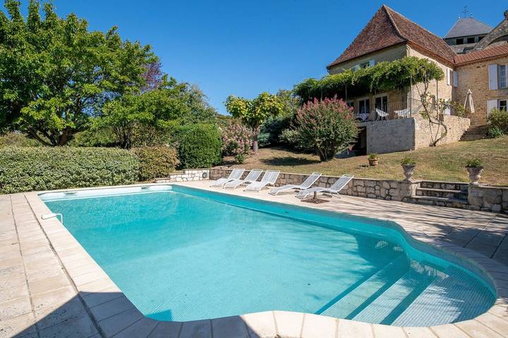 Location de vacances pour 8 personnes, avec Terrasse ainsi que Jardin et Piscine à Alles-sur-Dordogne