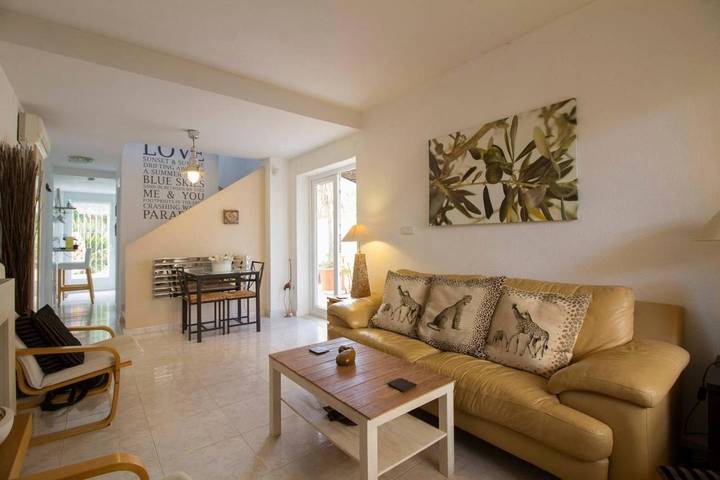 Chalet para 5 personas, con vistas además de jardín y piscina en Alfàs del Pi