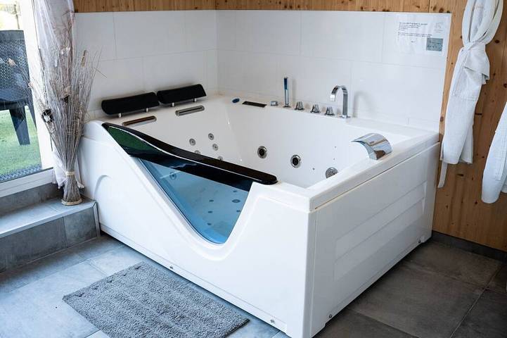 Location de vacances pour 2 personnes, avec jacuzzi ainsi que jardin et piscine à Saint-Savin (Gironde) - 2