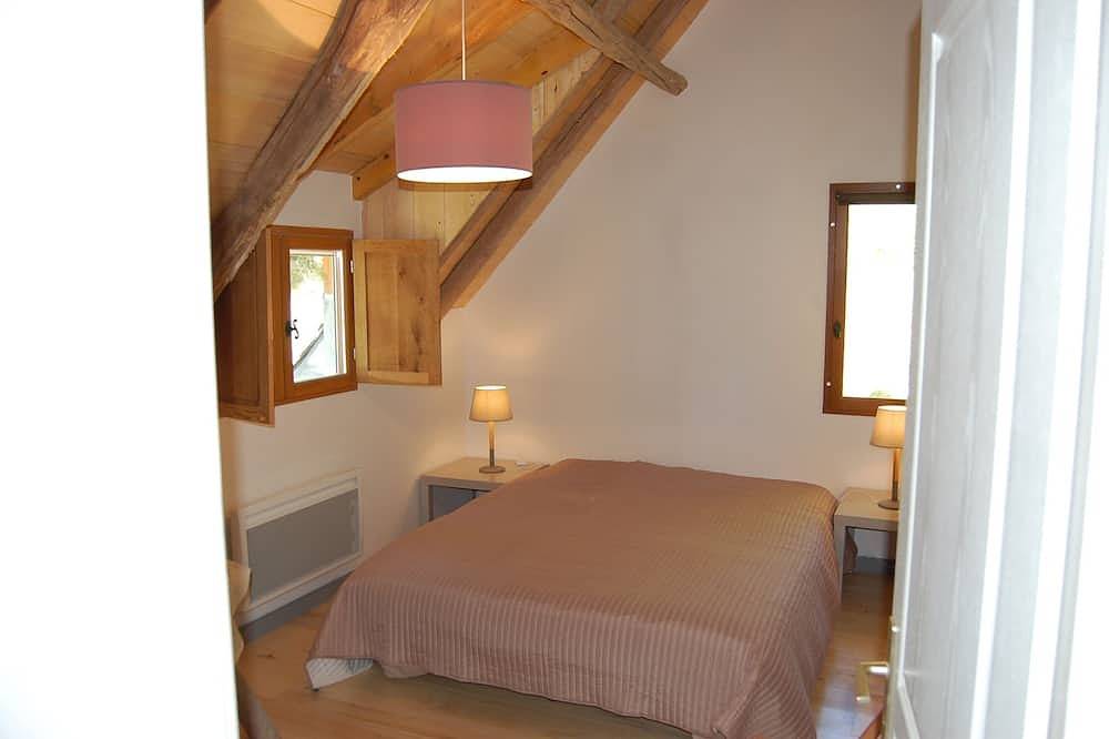 Converted barn overlooking the Ariège Pyrenees in Bonac-Irazein, Parc naturel régional des Pyrénées ariégeoises