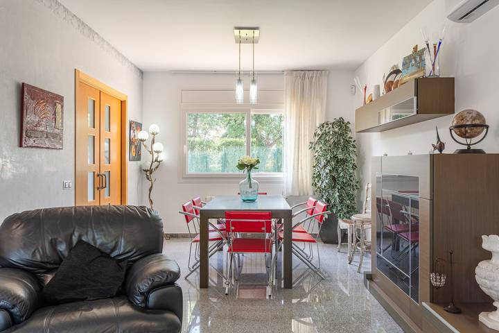 Villa 'Sol' con vistas a la montaña, Wi-Fi y aire acondicionado in Llagostera, Costa Brava