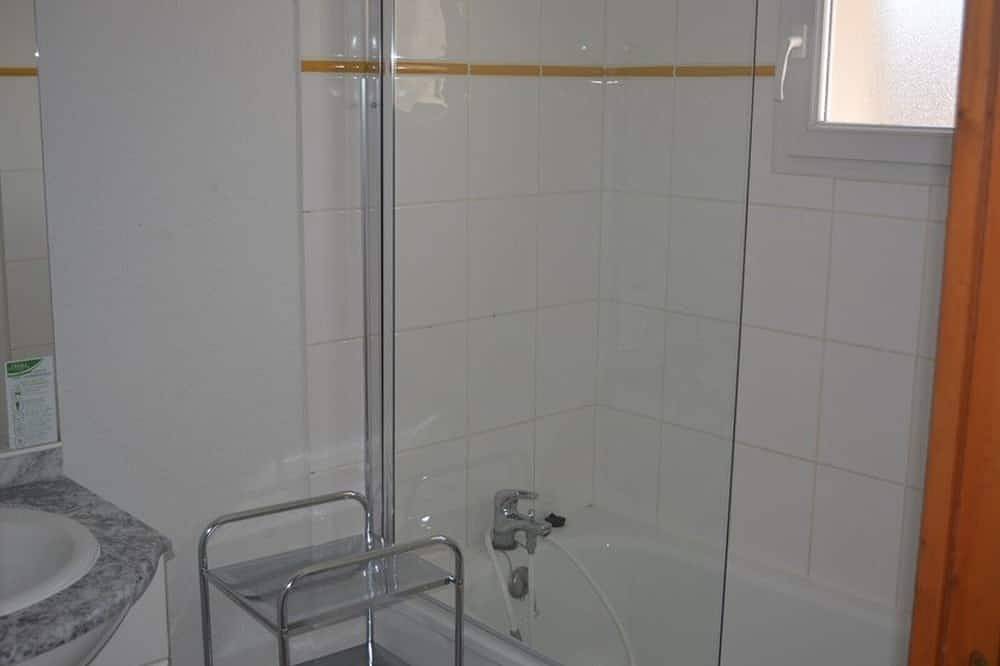 Charming 3-Room Duplex, Pool Access, Pet-Friendly, Wifi, Parking - Sleeps 6 in Salavas, Ardèche