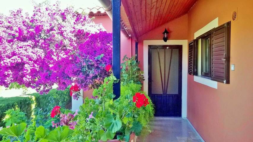 Location de vacances pour 4 personnes, avec vue ainsi que piscine et jardin dans Kavos - 2