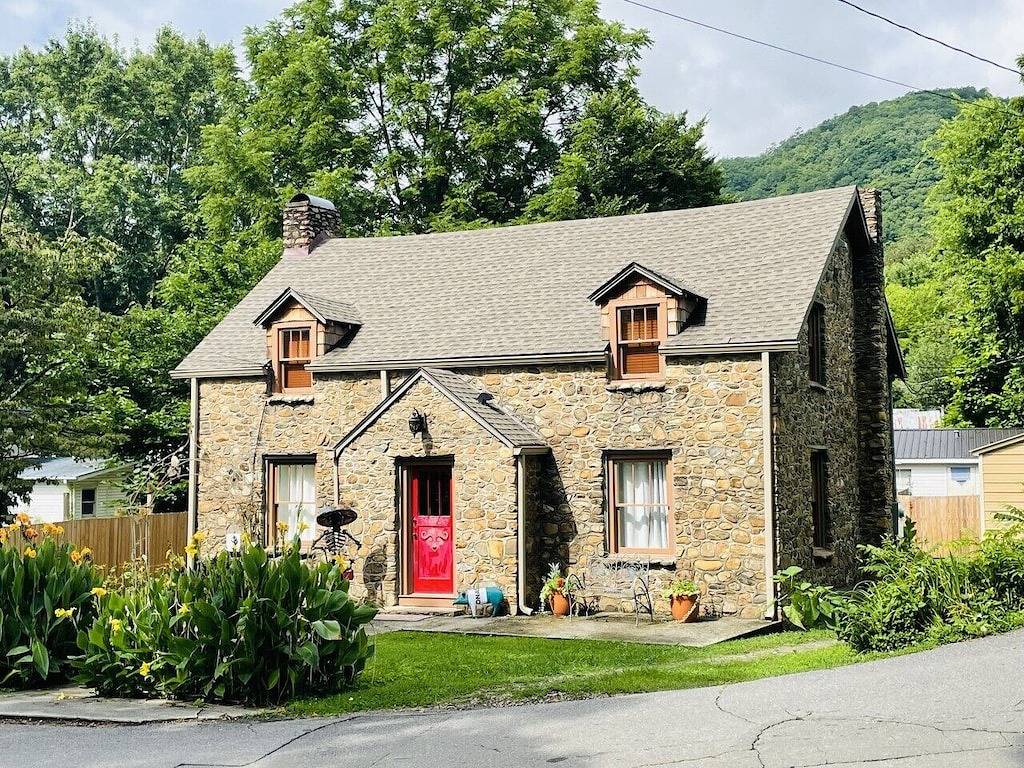 Downtown Favorite! Hot Tub, Firepit, Cozy & Roomy in Hot Springs (NC), Madison County (NC)