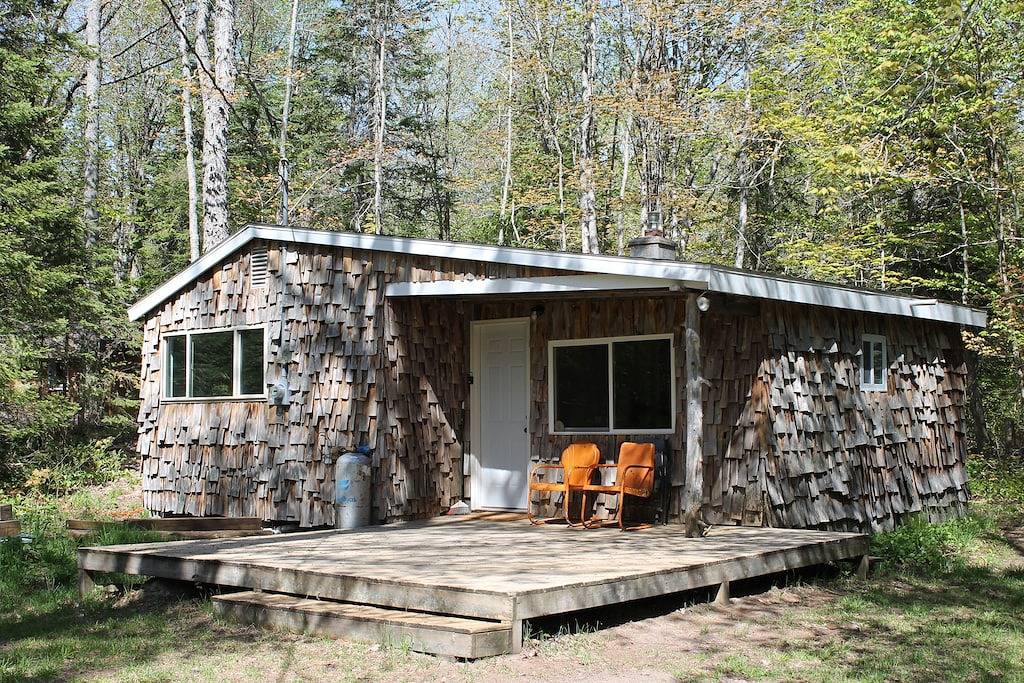 The Bungalow. Cedar shake cabin near Mount Bohemia, boat launch, beach. Private in Grant Township, Keweenaw County