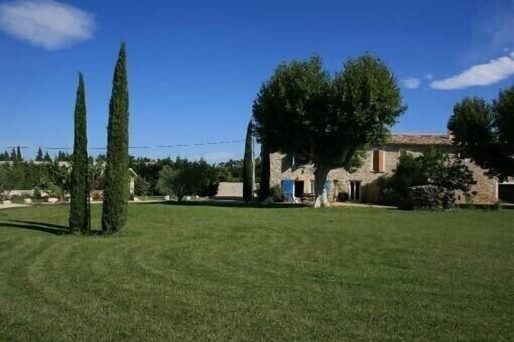 Provencal farmhouse rental of 200 m2 with swimming pool close to Avignon, Vaucluse in Caumont-sur-Durance, Vaucluse