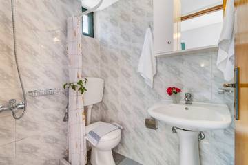 Vacation Rental for 2 Guests in Nikiana, Alexandros, Picture 3