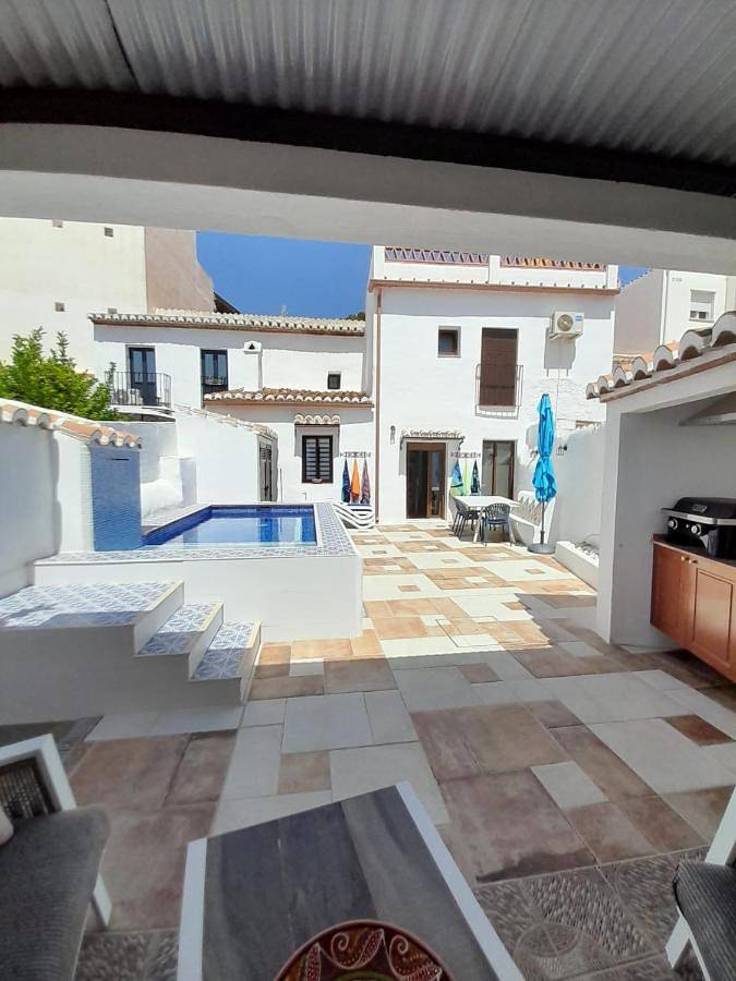 Apartamento para 6 personas, con Balcón y Jacuzzi además de Terraza y Jardín en Canillas de Aceituno