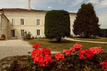 Gîte pour 10 personnes, avec piscine ainsi que terrasse et jardin à Lachaise