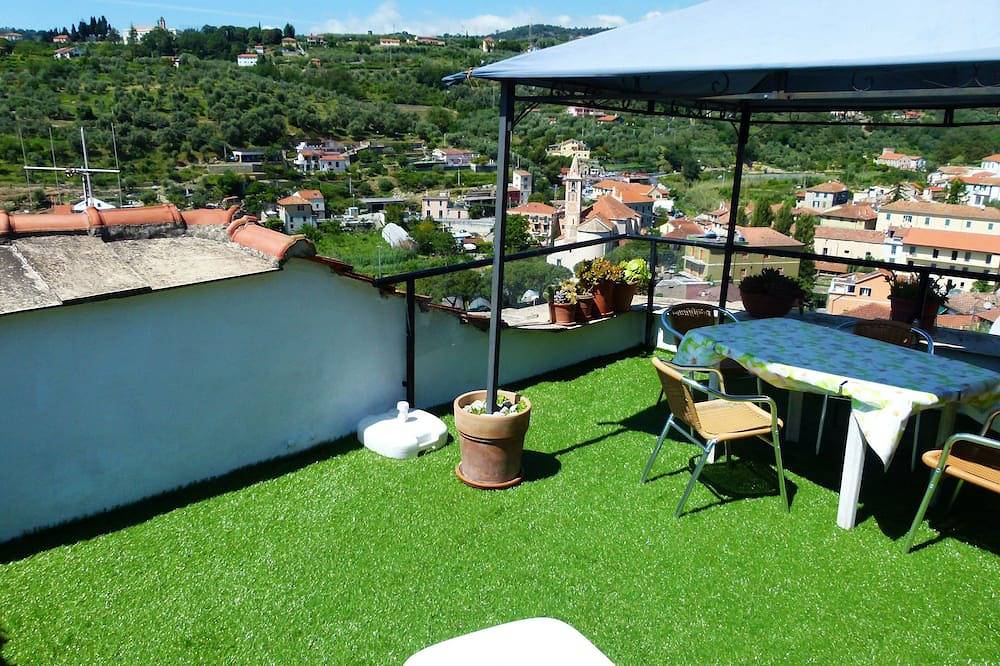 Casa Olivo - Blick auf das Meer und das mittelalterliche Castello in Diano San Pietro, Riviera di Ponente