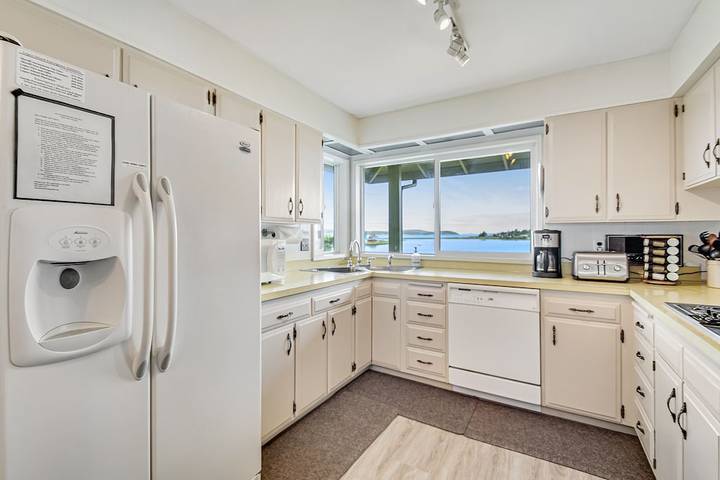 Vacation rental for 8 people, with balcony and yard, with pets in Lopez Island