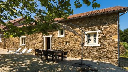 Gîte pour 6 personnes, avec piscine ainsi que terrasse et jardin à Chalais (Aquitaine)