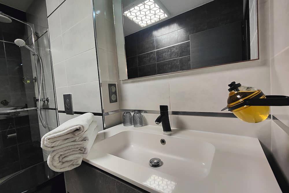 Appartement entier, Love and bubbles : Jacuzzi privatif 🛁 À 5 min à pied du coeur de Ville 🏫 in Pézenas, Côte méditerranéenne (France)