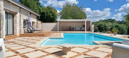 Gîte pour 4 personnes, avec jacuzzi ainsi que jardin et piscine à Montagnac-sur-Auvignon