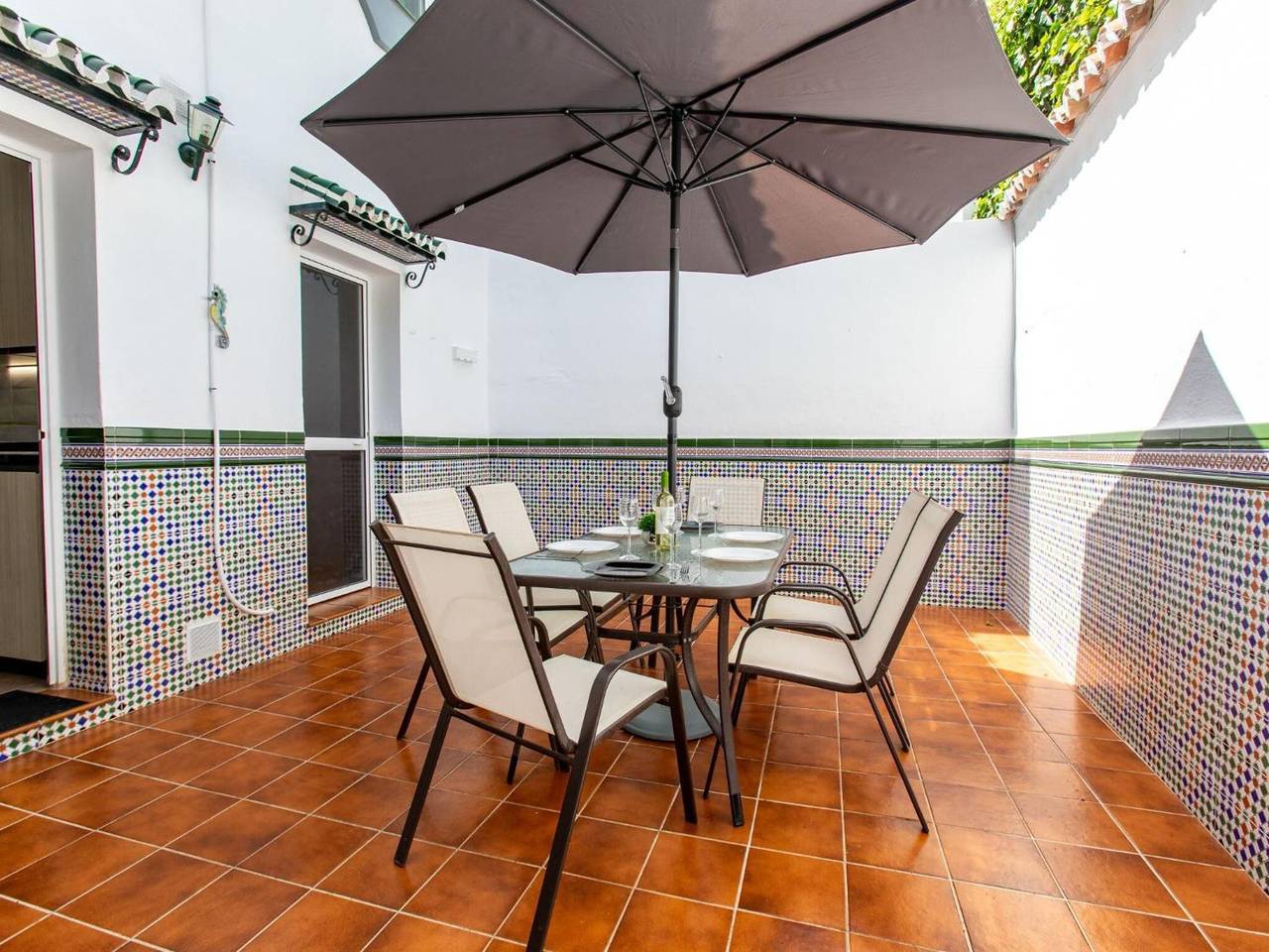 Maison de vacances « Centre-ville avec Jacuzzi » – Vue montagne, Wi-Fi et climatisation in Playa de Burriana, Nerja