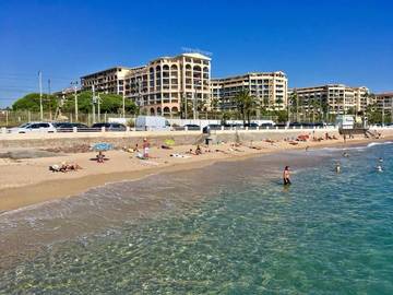 Gîte pour 2 personnes, avec terrasse et piscine dans Office De Tourisme Cannes La Bocca