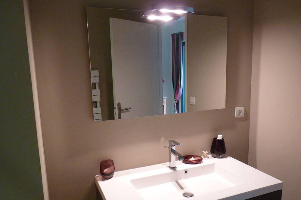 Suite parentale avec salle de bain privative et petit déjeuner chez l'habitant in Caen, Région de Caen