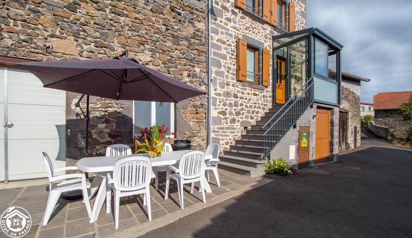 Gîte pour 6 personnes, avec terrasse à Chanat-la-Mouteyre