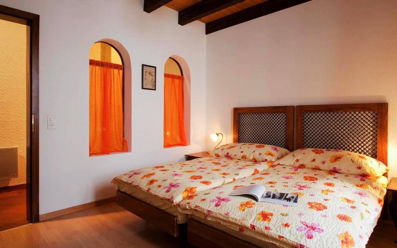 Deluxe Twin Room with Shared Bathroom in Mendrisio, Lac de Lugano