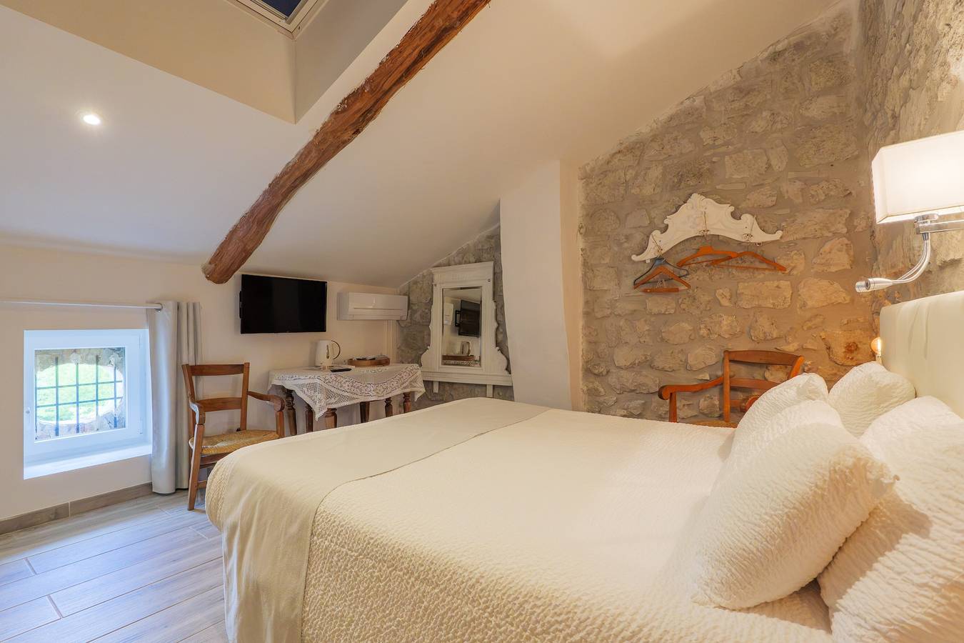 Chambre d’hôtes « Chambre Virginie » avec piscine partagée, jardin commun et climatisation in Saint-Alban-Auriolles, Ardèche