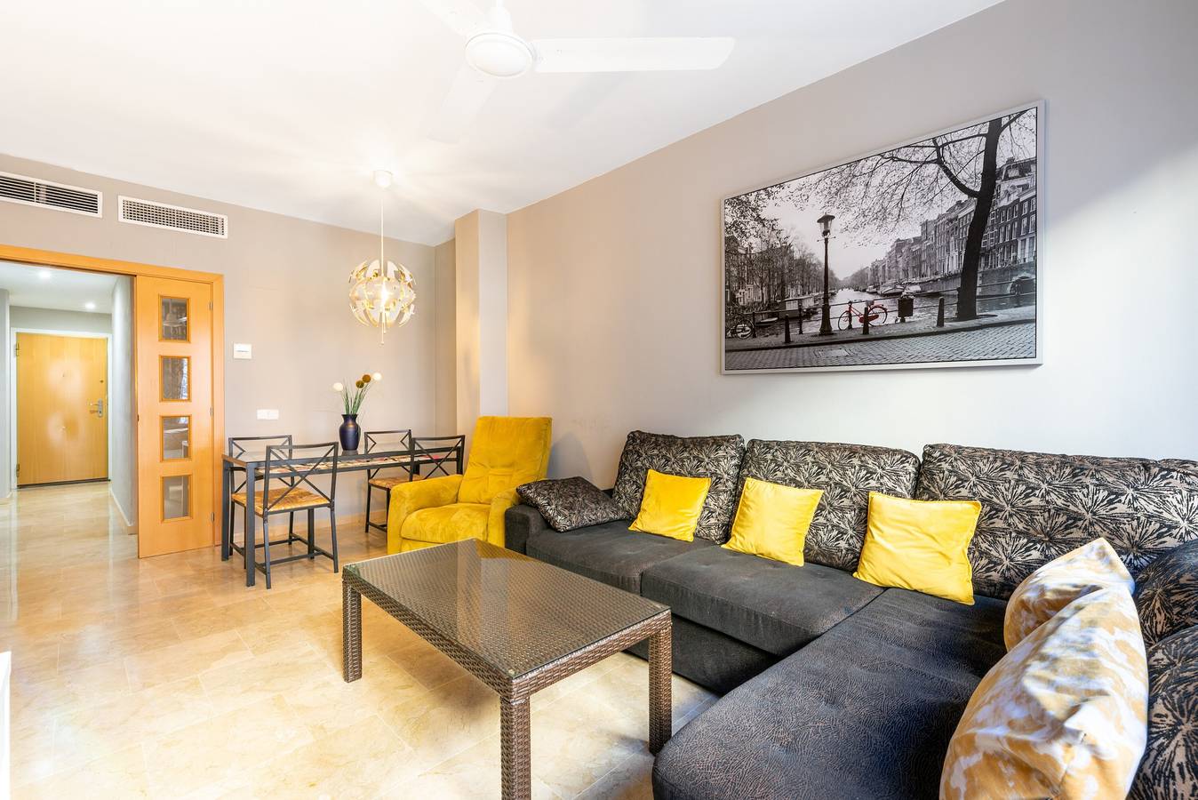 Entire apartment, Apartment 'Apartamento Alboran' with Wi-Fi and Air Conditioning in Málaga Central District, Malaga