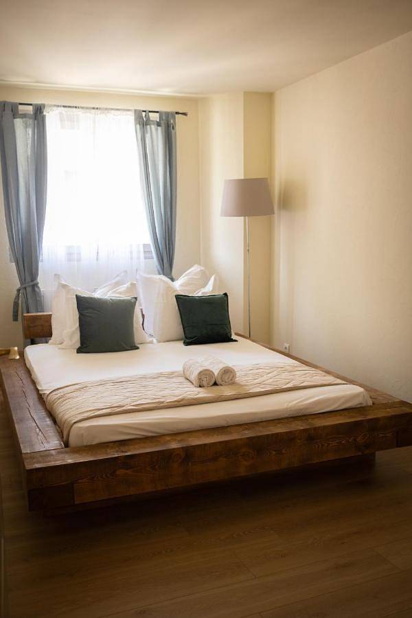 Location de vacances pour 8 personnes, avec Balcon ainsi que Terrasse et Vue à Cruseilles