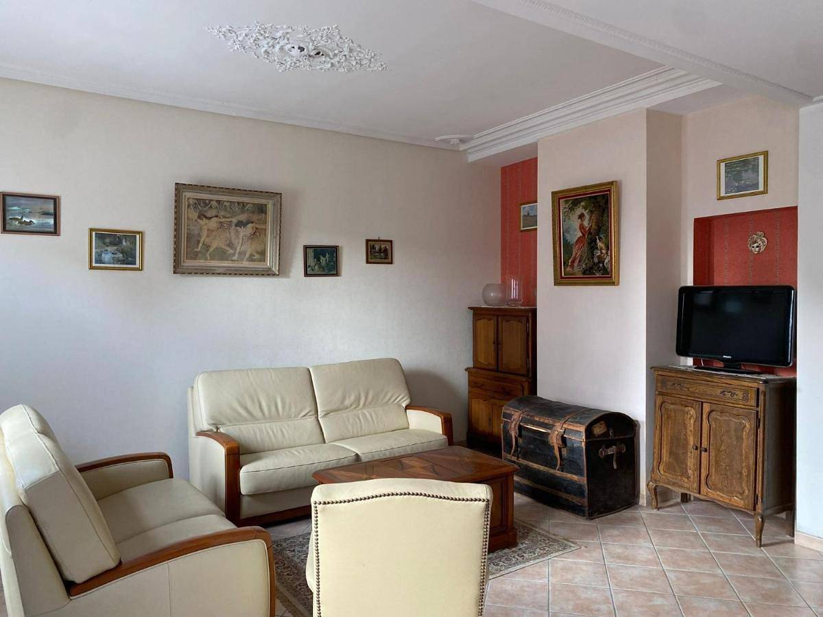 Four-Bedroom House in Le Neubourg, Région d'Évreux